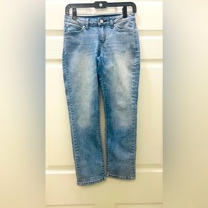 Jennifer Lopez jeans size 2 the length from the waist is 32